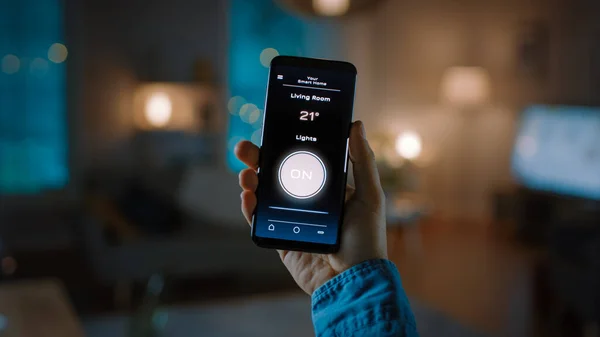 Zavřít snímek chytrého telefonu s aktivní aplikací Smart Home. Osoba dává hlasový povel k rozsvícení světel v místnosti. Jeho útulný večer v bytě. — Stock fotografie