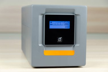 İki yan görünümdeki ahşap masaüzerinde kesintisiz Güç Kaynağı (Ups).