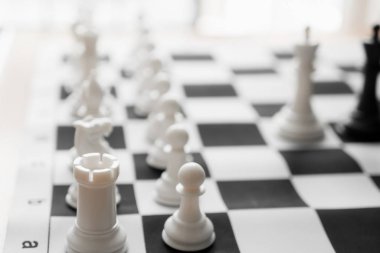 Siyah ve beyaz tahta ile satranç.