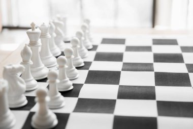 Siyah ve beyaz tahta ile satranç.