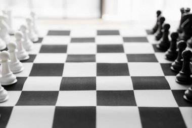 Siyah ve beyaz tahta ile satranç.