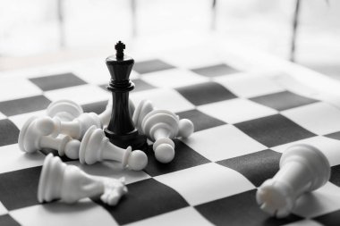 Siyah ve beyaz tahta ile satranç.