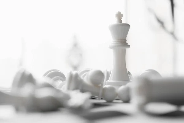 Siyah ve beyaz tahta ile satranç.