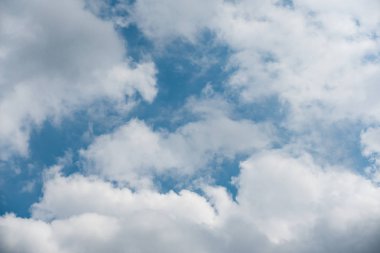 Gökyüzü altında bulutlar