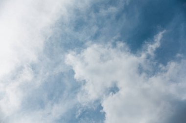 Gökyüzü altında bulutlar