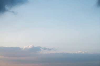 Gökyüzü altında bulutlar