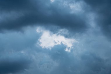 Huzurlu bulutlar ve gökyüzü