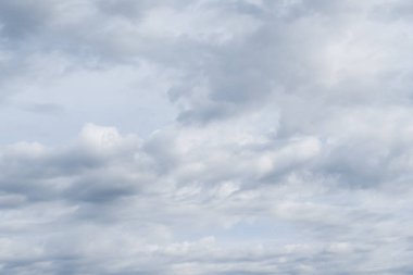 Gökyüzü altında bulutlar