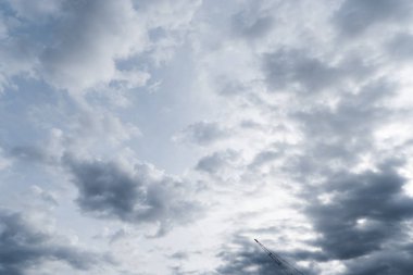 Gökyüzü altında bulutlar