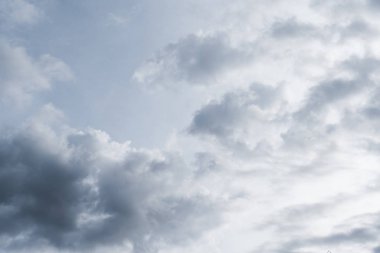 Gökyüzü altında bulutlar