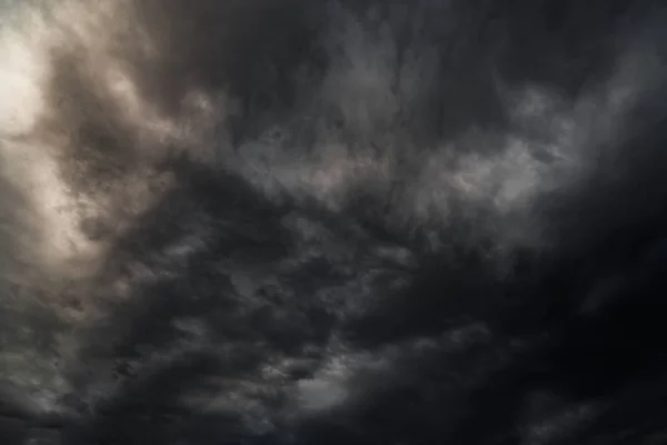 Gökyüzü altında bulutlar