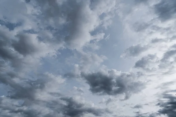 Gökyüzü altında bulutlar