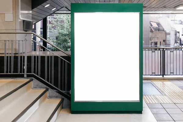 Αφίσα στο εμπορικό ή στο μετρό. — Φωτογραφία Αρχείου