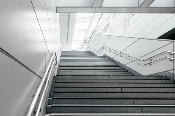 Treppe in der modernen Stadt — Stockfoto