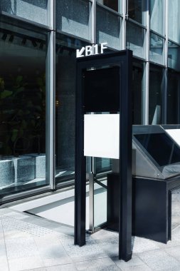 Cadde veya istasyonda boş tahta