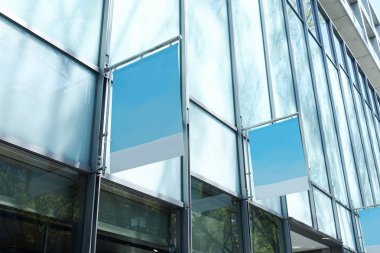 Cadde veya istasyonda boş tahta