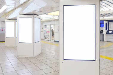 Cadde veya istasyonda boş tahta