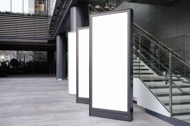 Cadde veya istasyonda boş tahta