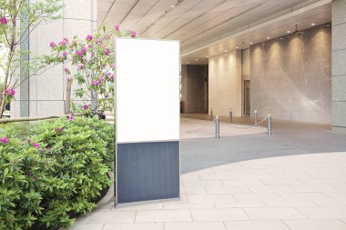 Cadde veya istasyonda boş tahta