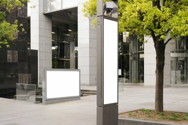 Cadde veya istasyonda boş tahta
