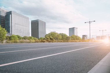 Tokyo 'da modern bir şehirde ağaç ve yol ile bir grup bina. -Görüntü