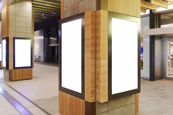 Cadde veya istasyonda boş tahta