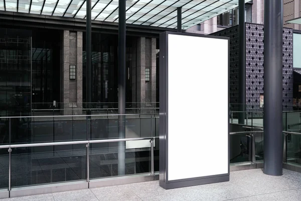 Cadde veya istasyonda boş tahta