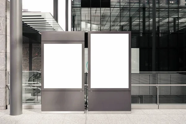 Cadde veya istasyonda boş tahta