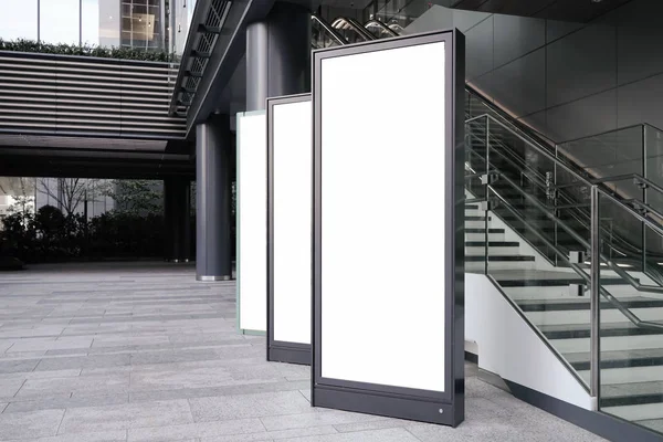 Cadde veya istasyonda boş tahta