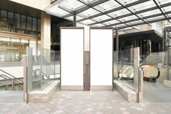 Cadde veya istasyonda boş tahta