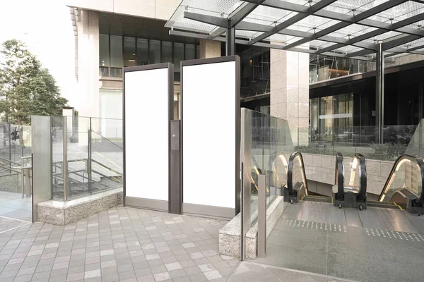 Cadde veya istasyonda boş tahta