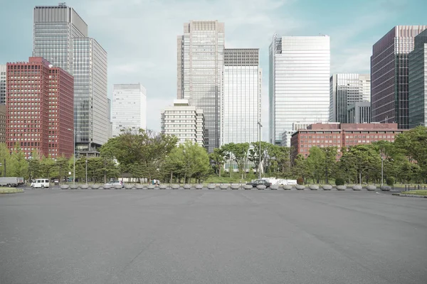 Tokyo 'da modern bir şehirde ağaç ve yol ile bir grup bina. -Görüntü