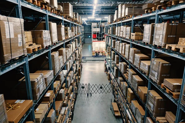 Raflar ve mal kutuları satır ile büyük Wharehouse.