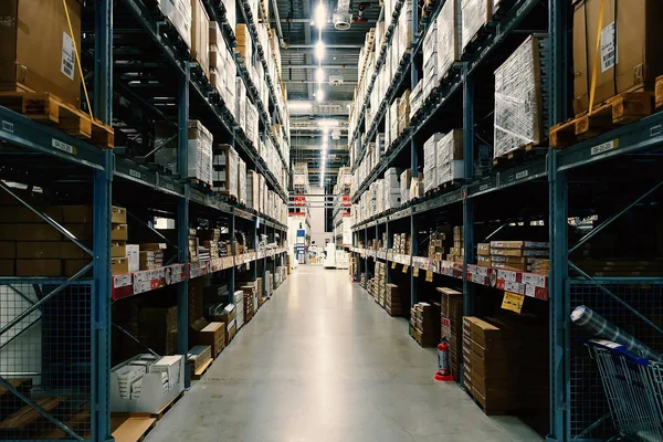 Casa grande con filas de estantes y cajas de mercancías . — Foto de Stock