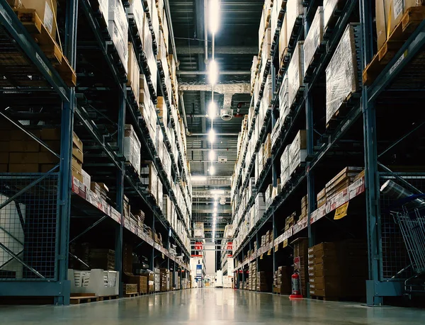 Casa grande con filas de estantes y cajas de mercancías . — Foto de Stock