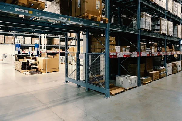 Raflar ve mal kutuları satır ile büyük Wharehouse.