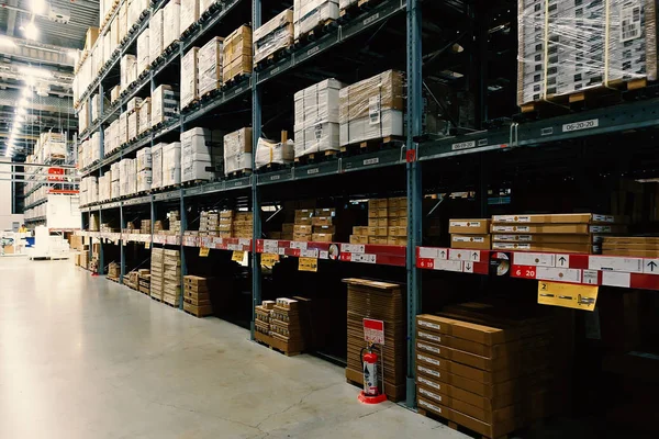 Grand entrepôt avec rangées d'étagères et boîtes à marchandises . — Photo