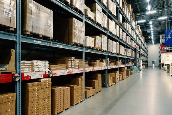 Raflar ve mal kutuları satır ile büyük Wharehouse.
