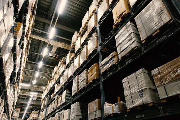 Raflar ve mal kutuları satır ile büyük Wharehouse.