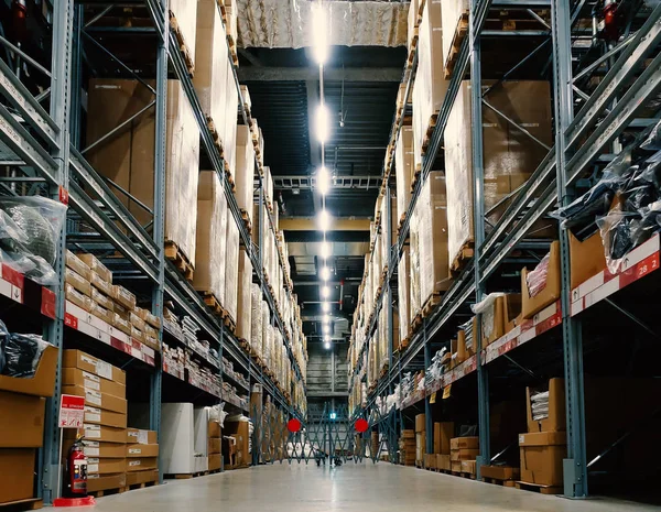 Casa grande con filas de estantes y cajas de mercancías . — Foto de Stock