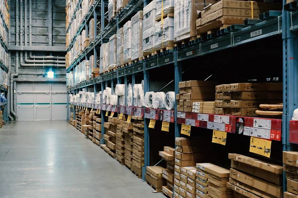 Raflar ve mal kutuları satır ile büyük Wharehouse.