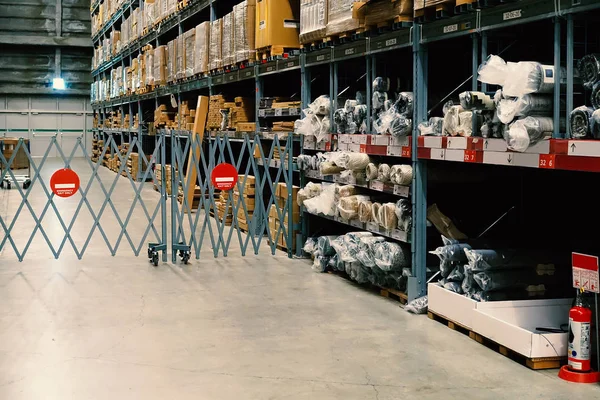 Grande armazém com fileiras de prateleiras e caixas de mercadorias . — Fotografia de Stock