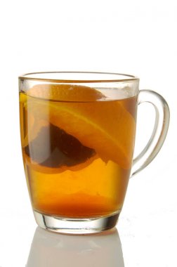 Beyaz izole turuncu cam kupa ile taze demlenmiş çay