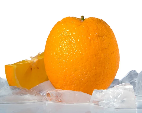Arancione con fetta di ghiaccio e arancia isolata su bianco — Foto Stock
