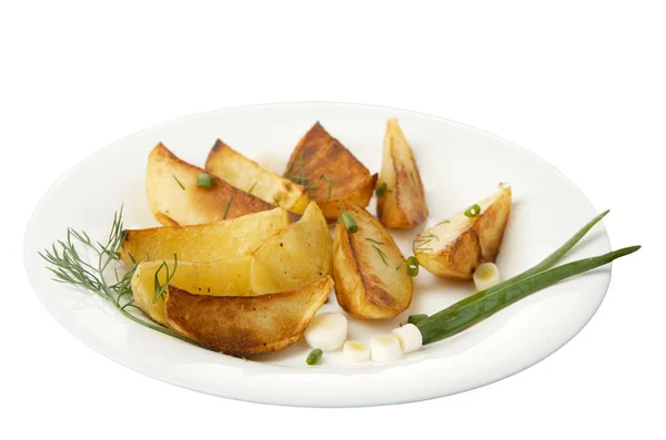 Batatas fritas com verdes e rabanetes isolados em branco — Fotografia de Stock