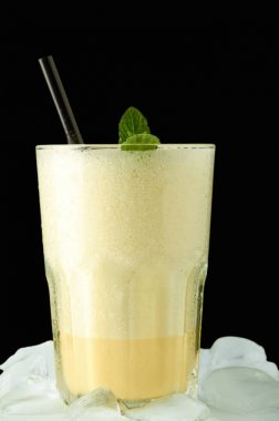 Nane ve buz siyah izole ile Milkshake