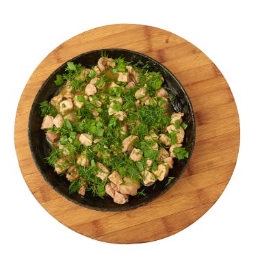 Beyaz üzerine izole ahşap bir Tahta üzerinde duran bir tavada yeşillik ile kavrulmuş et