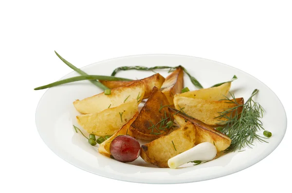 Batatas fritas com verdes e rabanetes isolados em branco — Fotografia de Stock