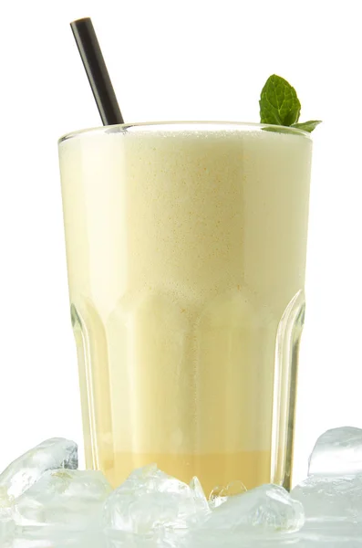 Milkshake con menta e ghiaccio isolato su bianco — Foto Stock