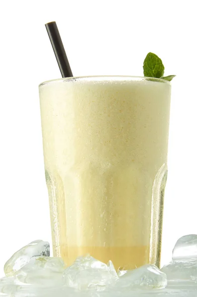 Milkshake fresco con menta e ghiaccio isolato su bianco — Foto Stock